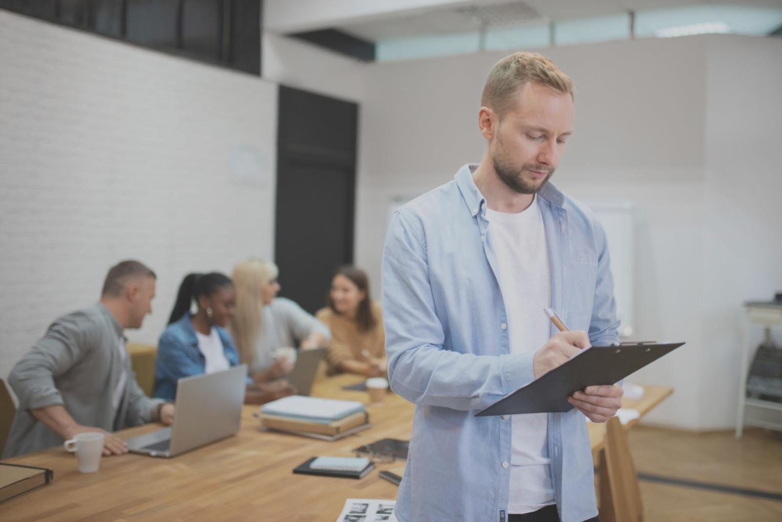 Bureau de consultation financière moderne à Orléans