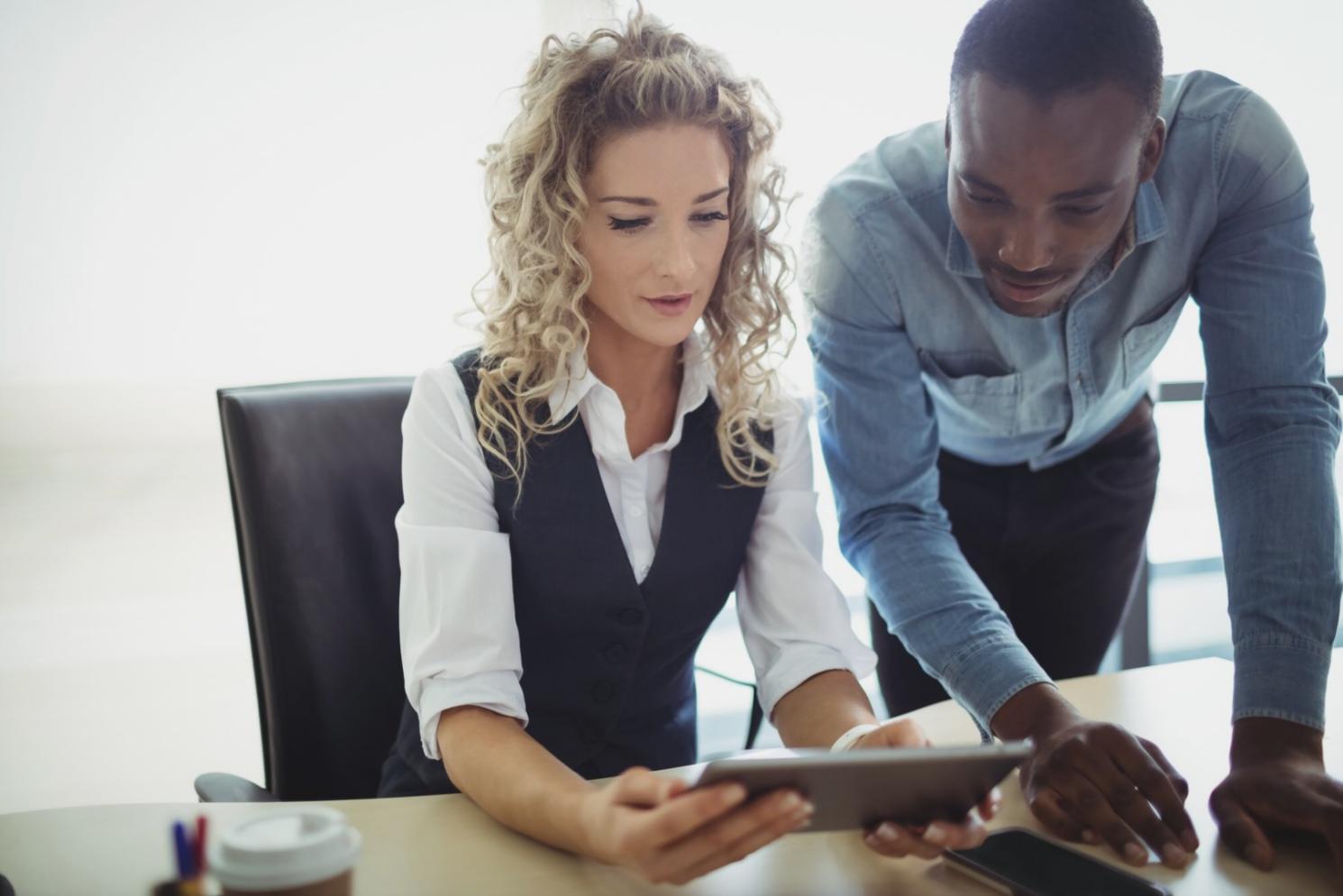 Équipe travaillant sur analyses financières collaboratives